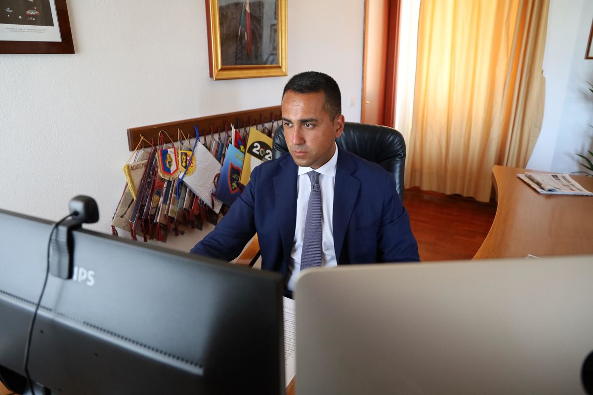 Di Maio stende i tappeti per Wang Yi. E guai a parlare del dossier sul 5G