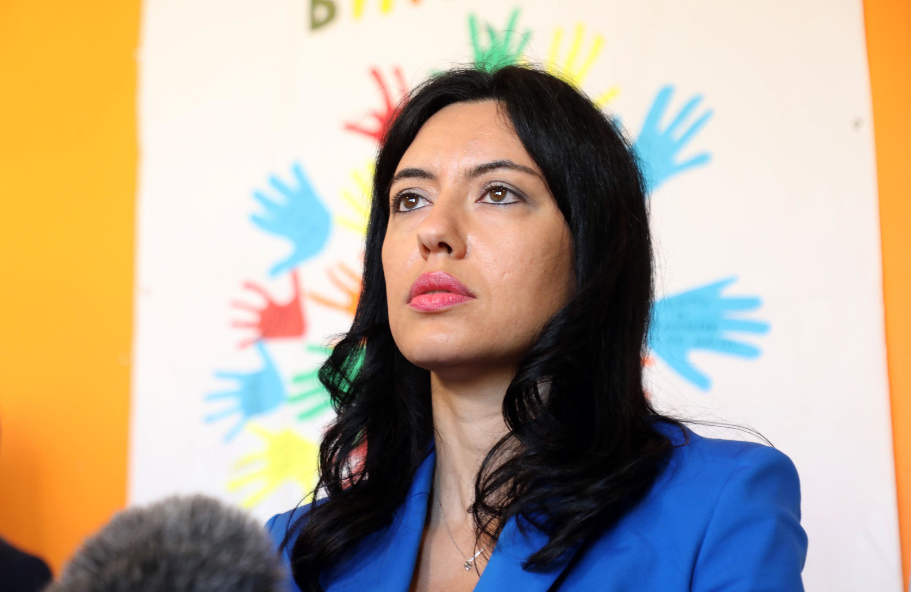 Scuola nel caos, fuoco amico sulla Azzolina