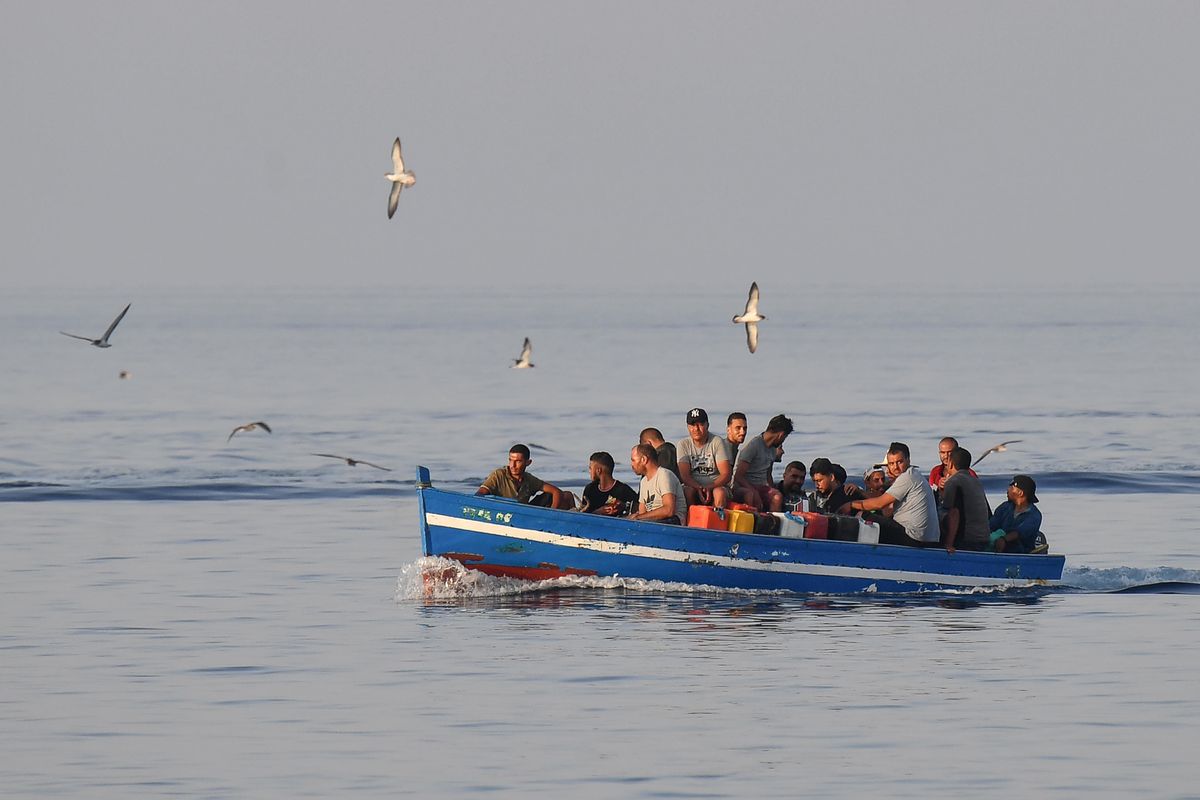 Continuano gli arrivi. I sindaci Pd-M5s non vogliono mollare sui divieti di sbarco