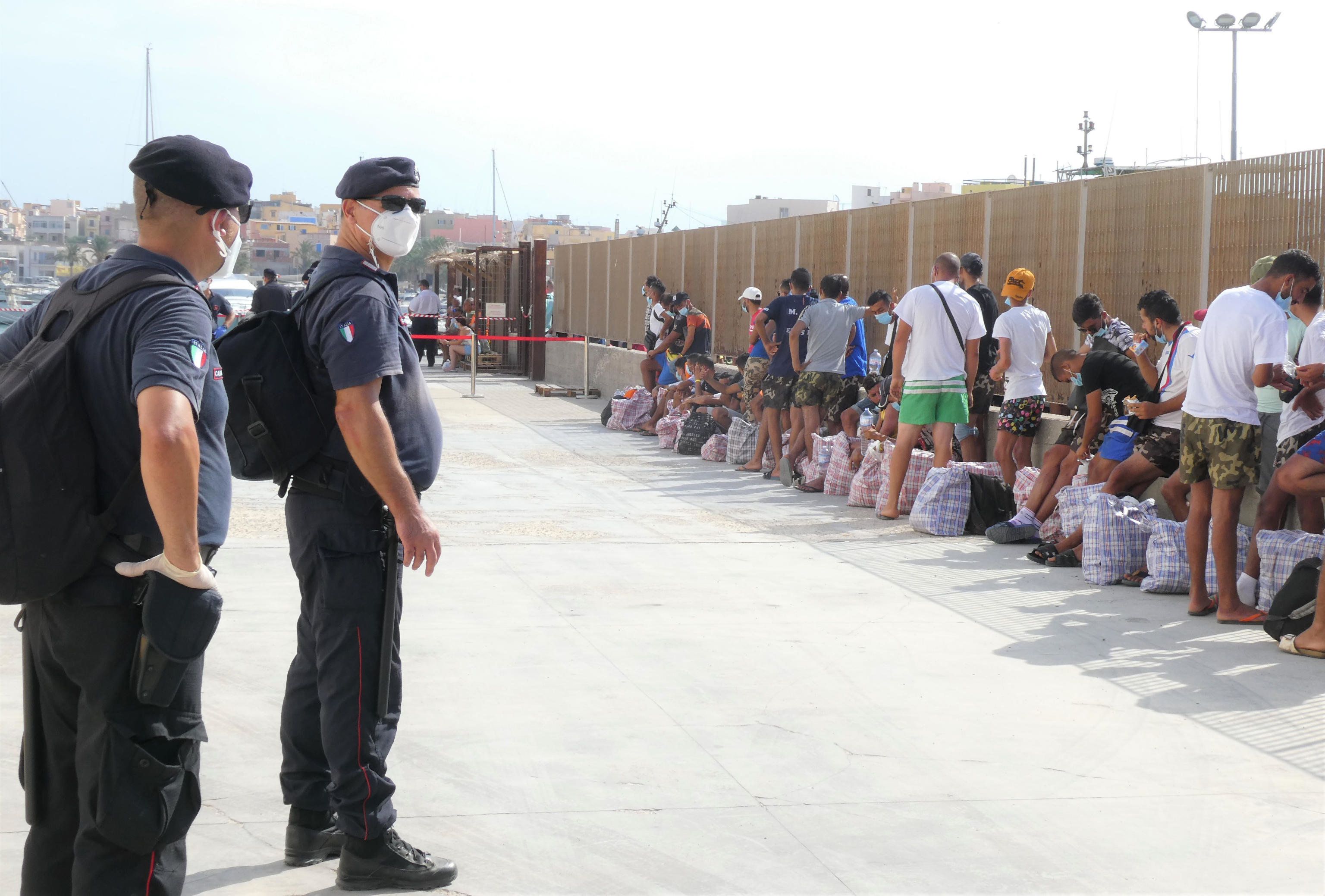 La Sicilia mette al bando migranti e Ong