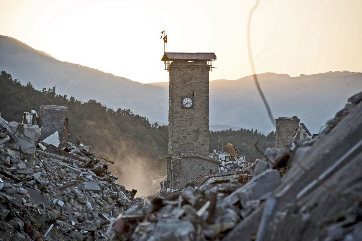 Conte sfila sul palco di Amatrice, una delle poche costruzioni in piedi