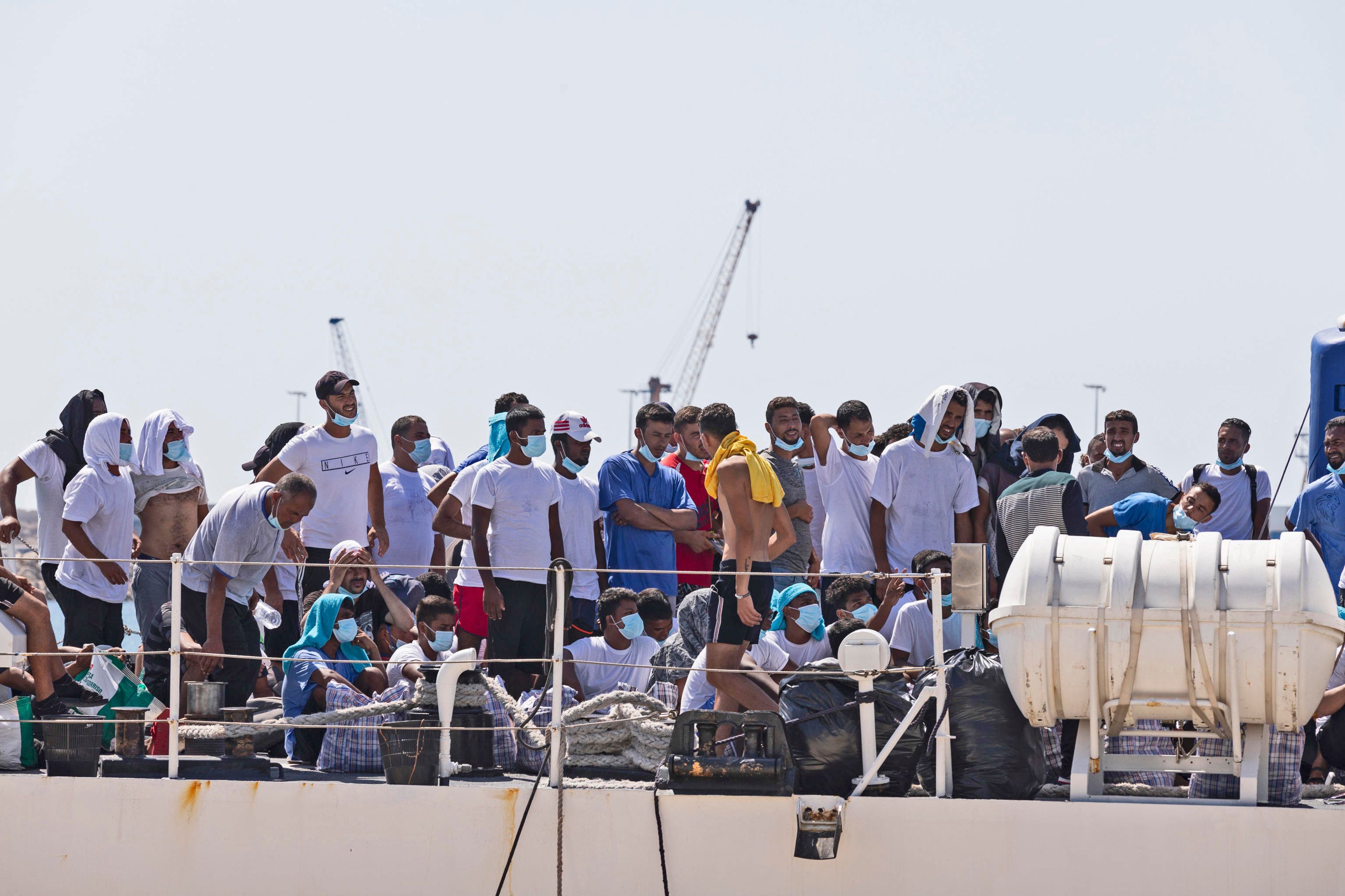La nave di Carola fa un altro carico e punta dritta alle coste italiane