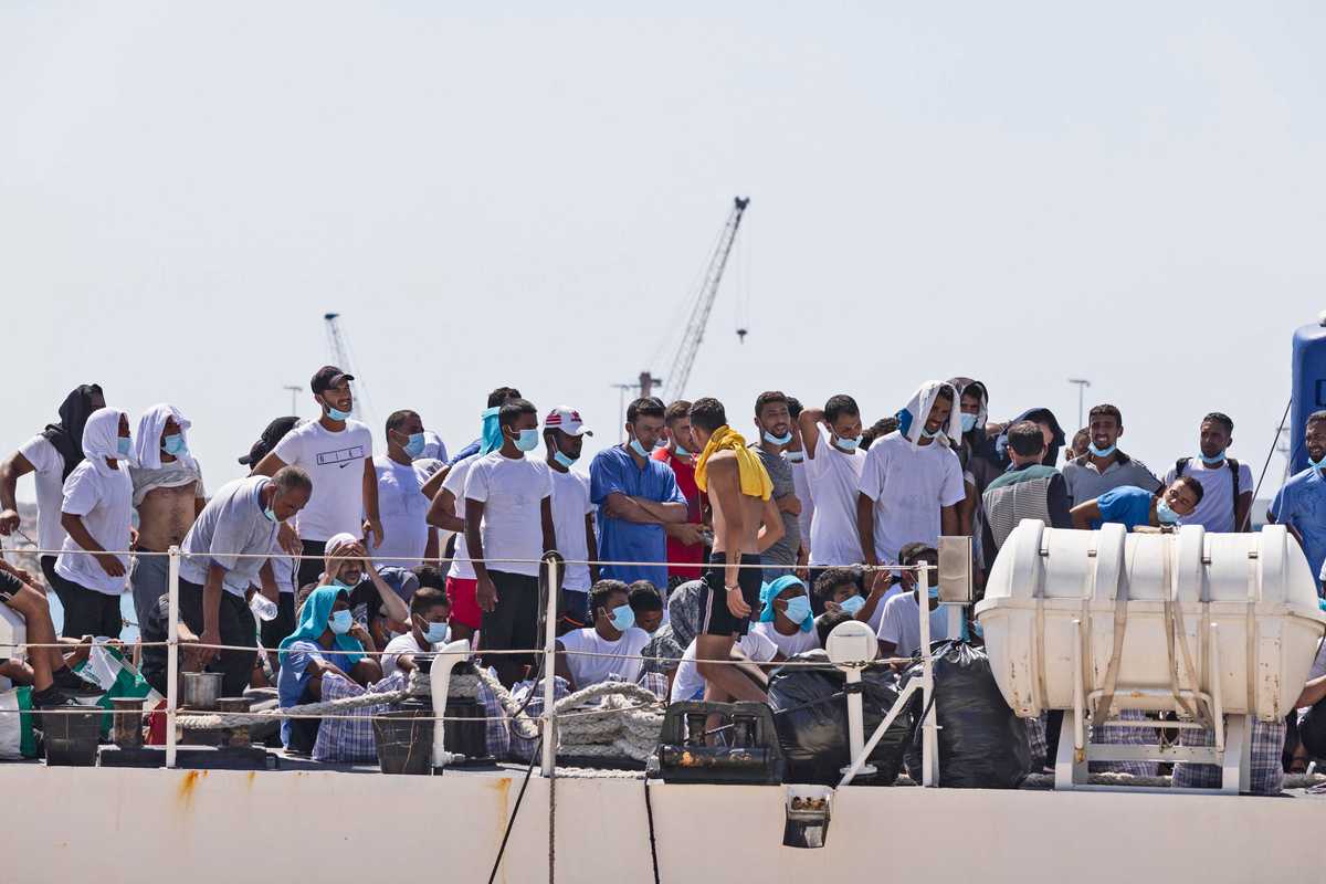 La nave di Carola fa un altro carico e punta dritta alle coste italiane