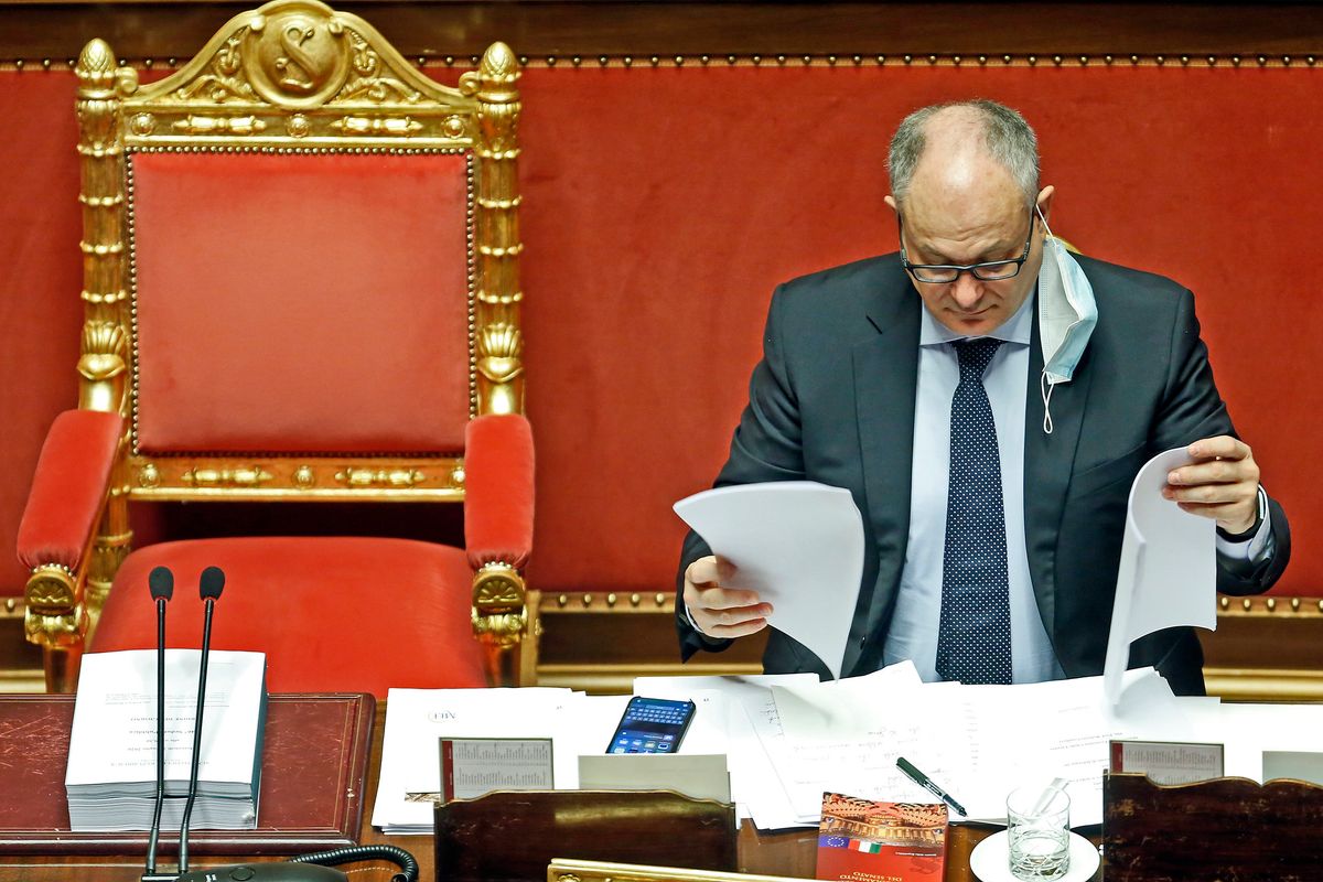 Gualtieri festeggia il Sure. Ma i 27 miliardi promessi nascondono una fregatura