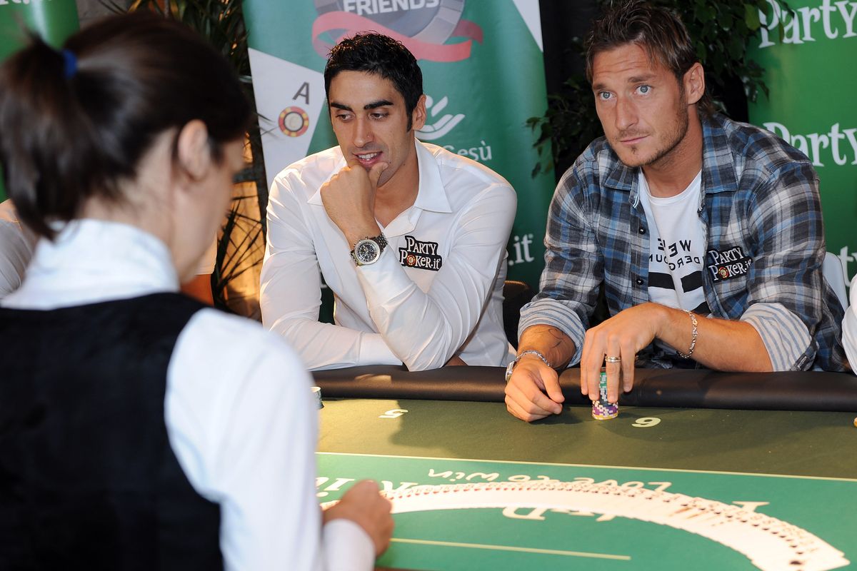 Totti impassibile al tavolo da poker. Neanche una pantegana lo sconvolse