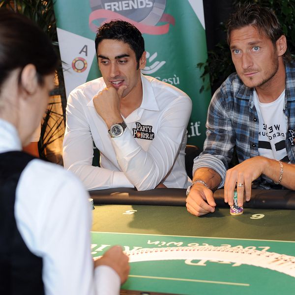 Totti impassibile al tavolo da poker. Neanche una pantegana lo sconvolse