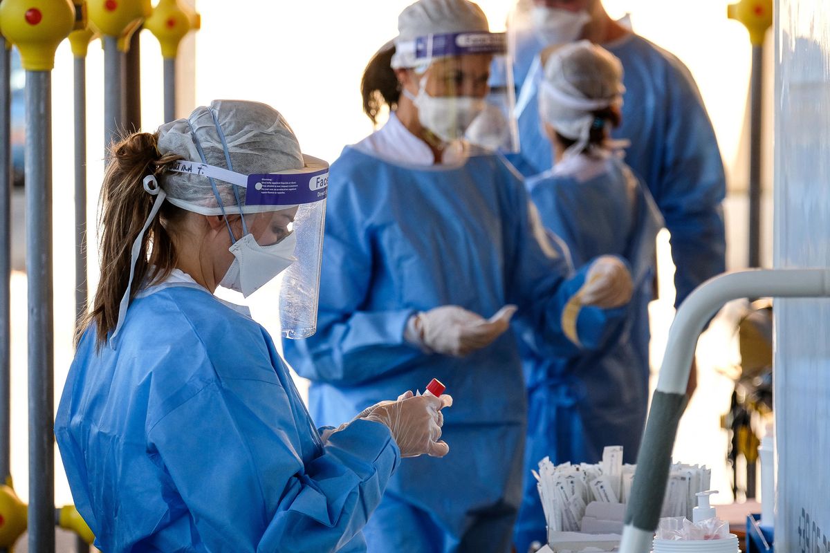 Con la leva dei tamponi e dei contagi l’emergenza si costruisce a tavolino