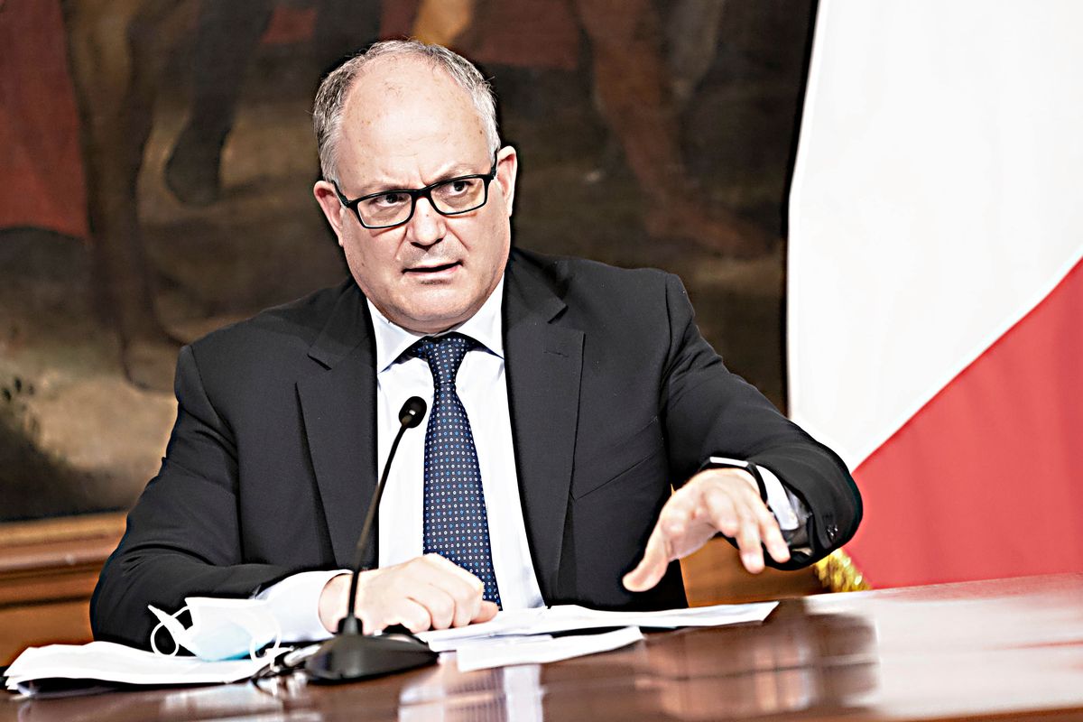 Crolla il Pil e Gualtieri prevede rimbalzi:
non ne ha azzeccata una
