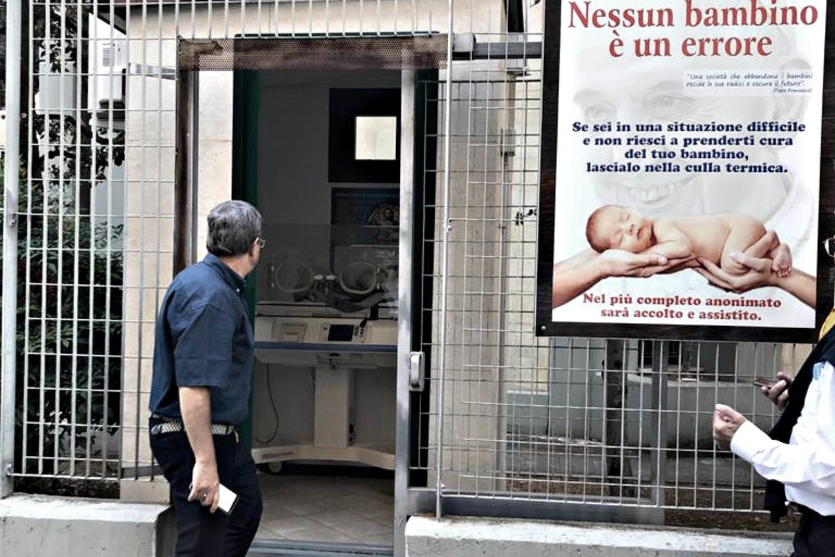 La sinistra contro le culle per la vita. In Italia solo 60 e sempre osteggiate