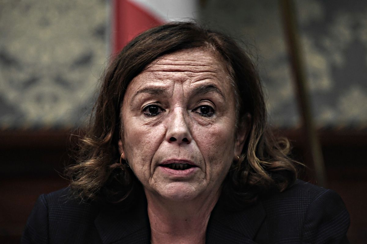 La Lamorgese ci prende in giro. Accoglie infetti e jihadisti ma mette all’erta sulla movida