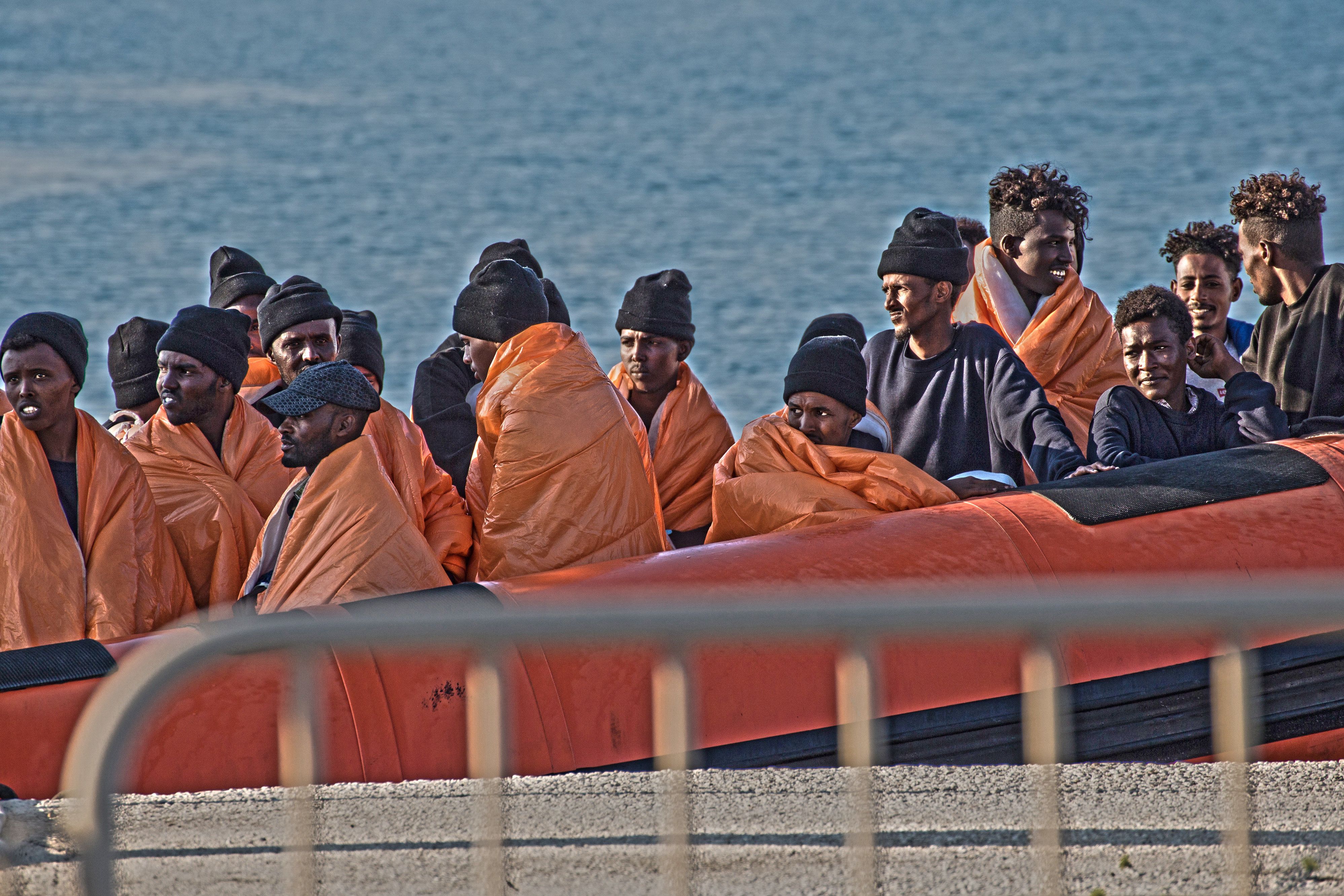 Lampedusa scoppia ma ne arrivano altri