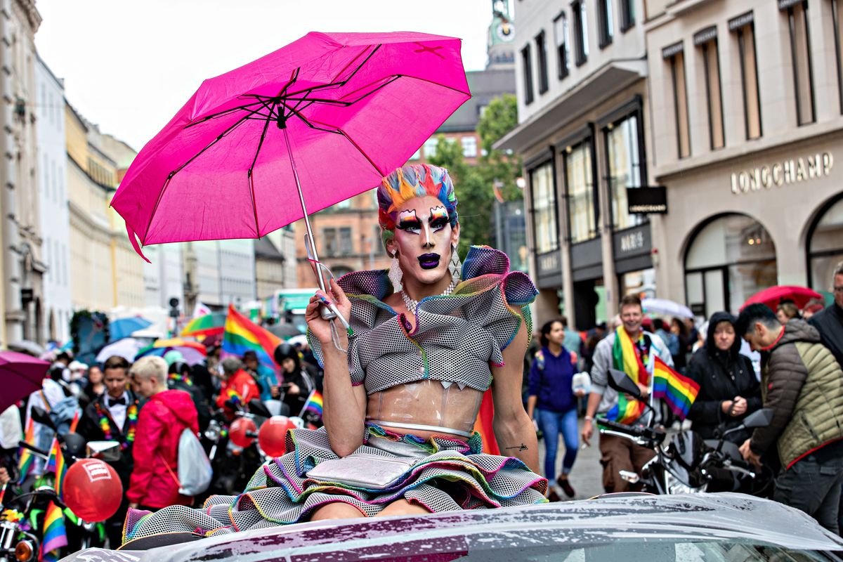 La dittatura separa sesso e persona