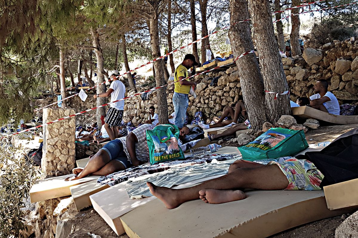 Sbarchi senza fine, Lampedusa è al collasso