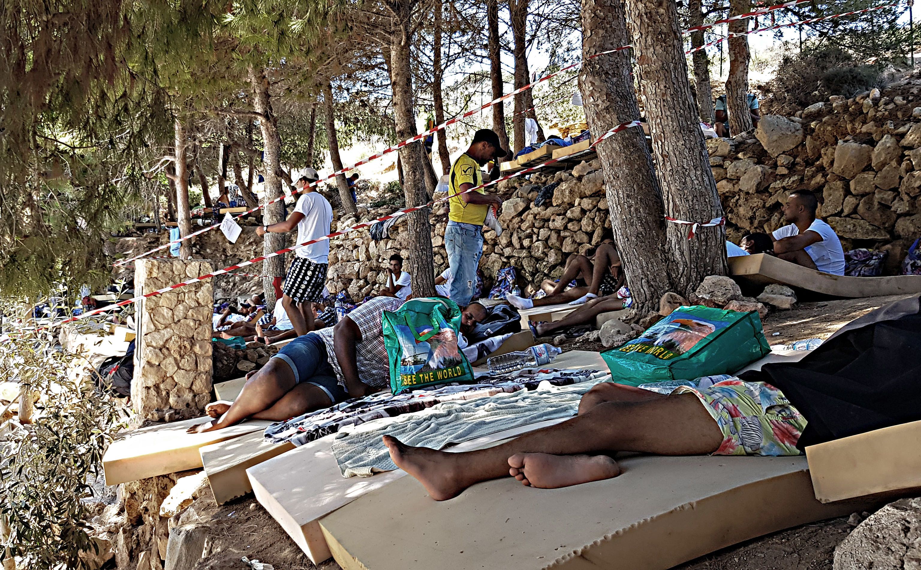 Sbarchi senza fine, Lampedusa è al collasso
