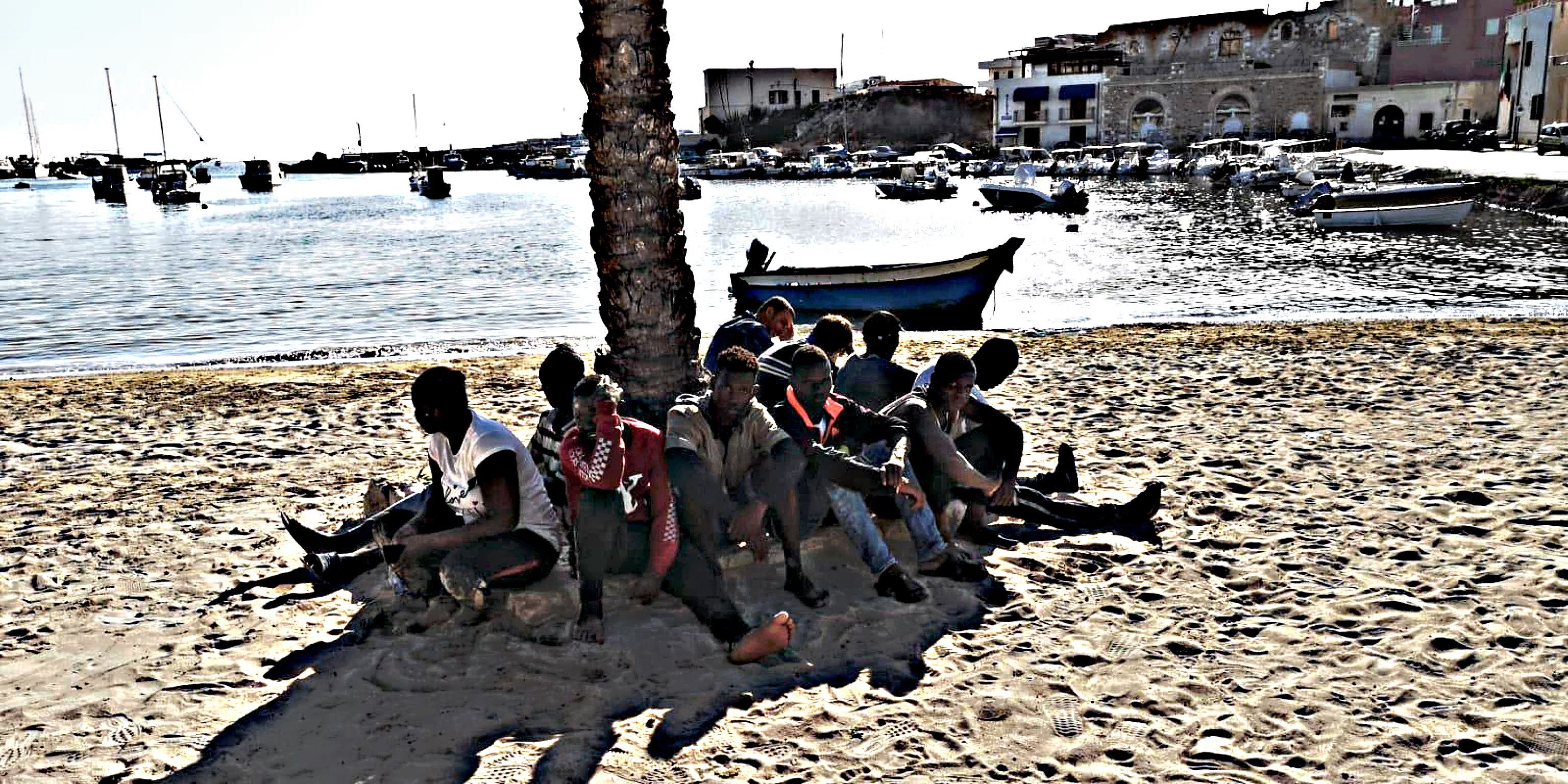 Clandestini, altre fughe di massa. E i porti ora li bloccano i siciliani
