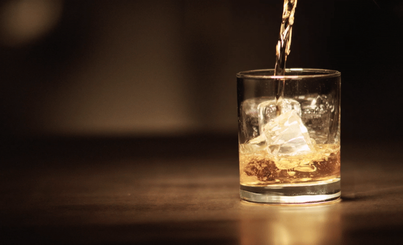 whiskey scotch pour