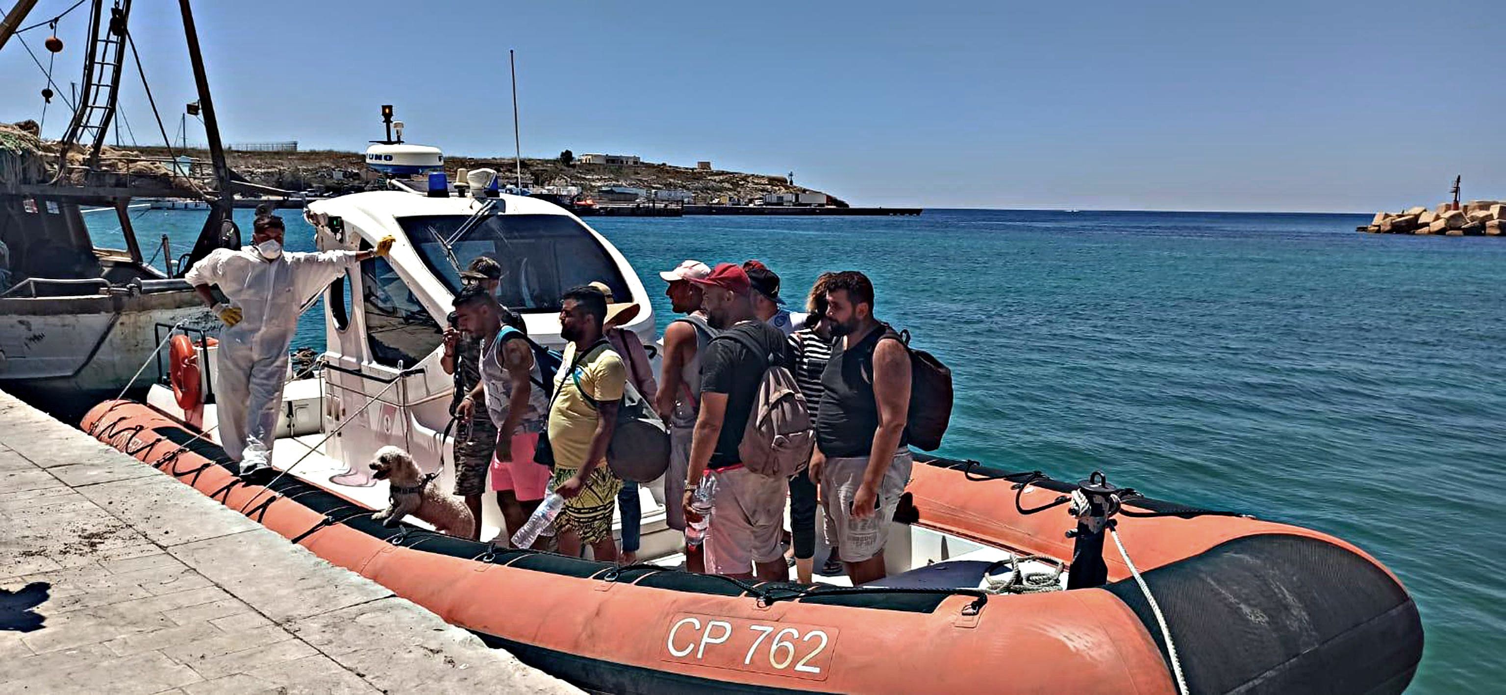 Clandestini in fuga dai centri a centinaia. A Conte non rimane che mandare i soldati