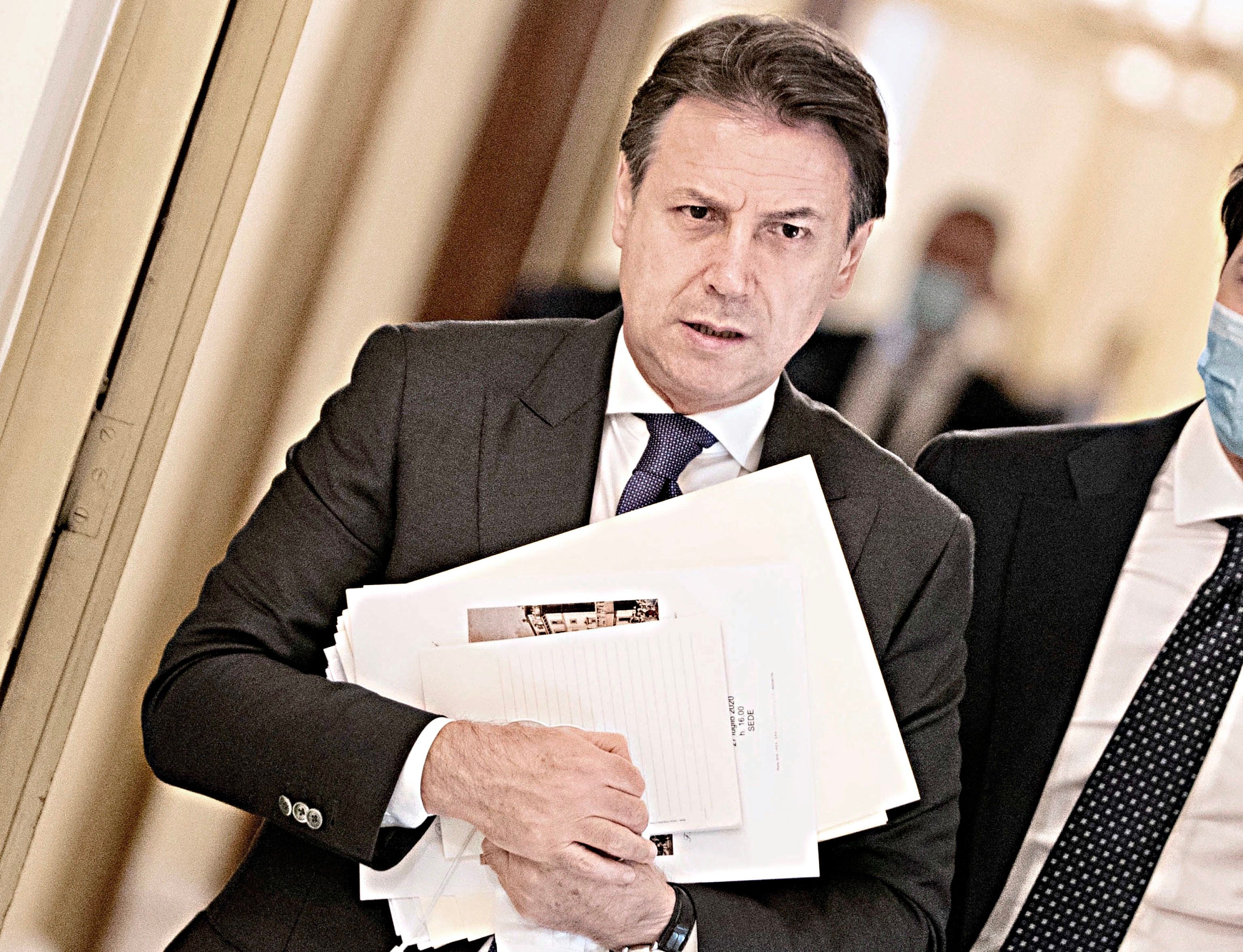 Conte proroga lo stato d’emergenza. Però i suoi gli proibiscono i Dpcm
