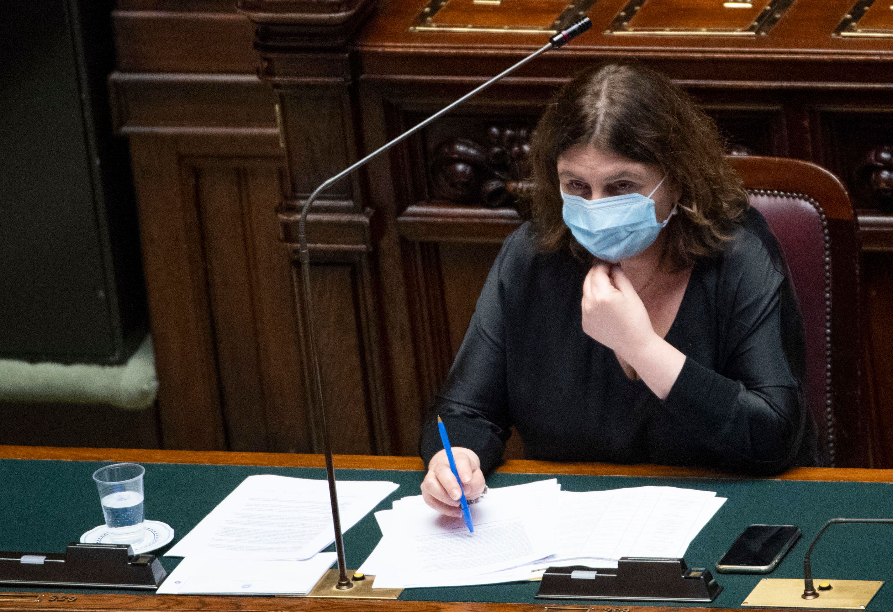 «Non voglio quelli di Air Italy sotto al ministero». Catalfo beccata dalla hostess