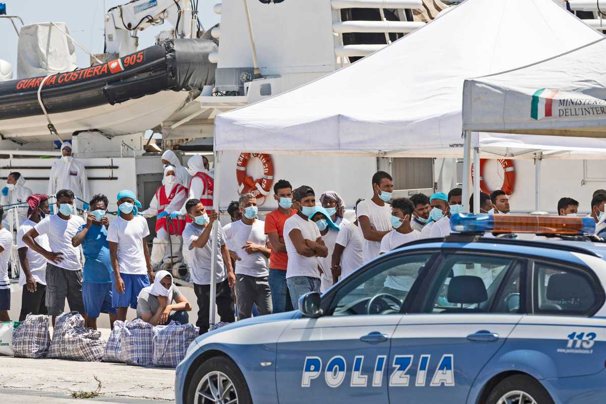 Importiamo ancora malati. La sinistra spalanca le porte