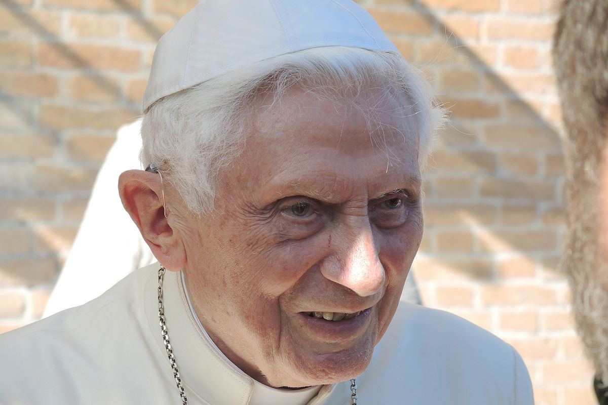 La Passione di papa Benedetto XVI. È muto per una infezione al viso