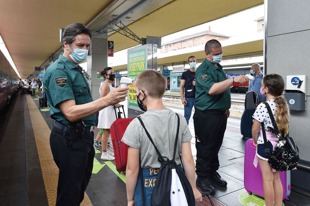Il governo caccia la gente dai treni ma i «suoi» Vip li ammassa sui bus