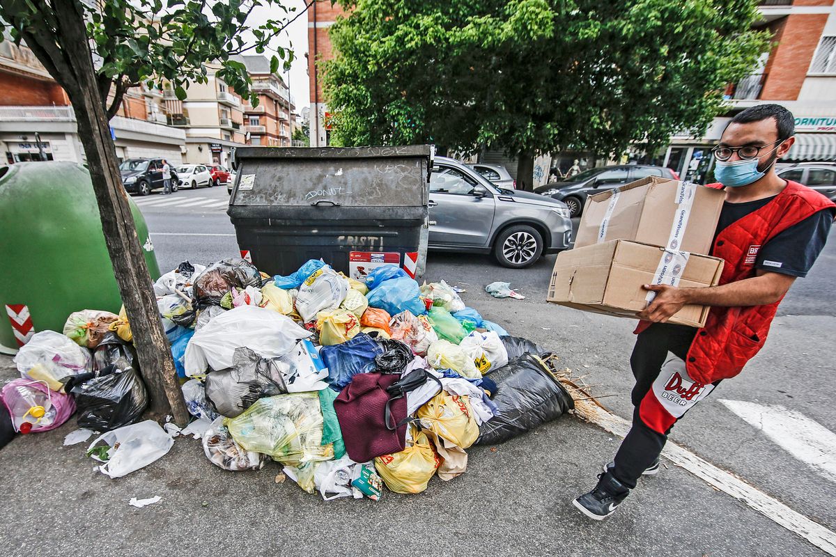 Roma naufraga tra buche e rifiuti. Ma la Raggi pensa all’antifascismo