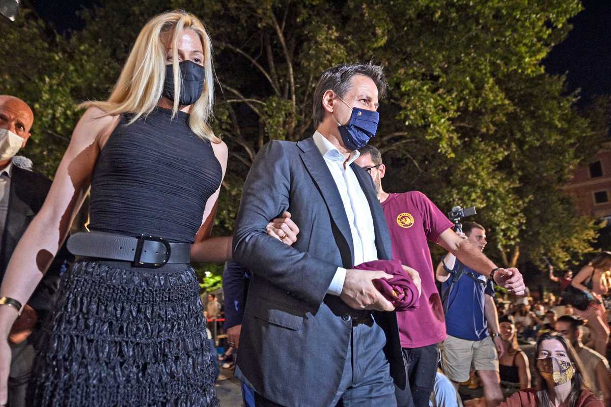 Giuseppi, l’avvocato del Photoshop detta la moda delle «foto rubate»