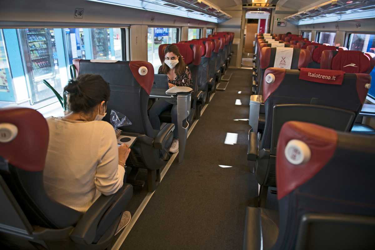 Il treno senza Speranza non si ferma. «Nei vagoni resti il distanziamento»