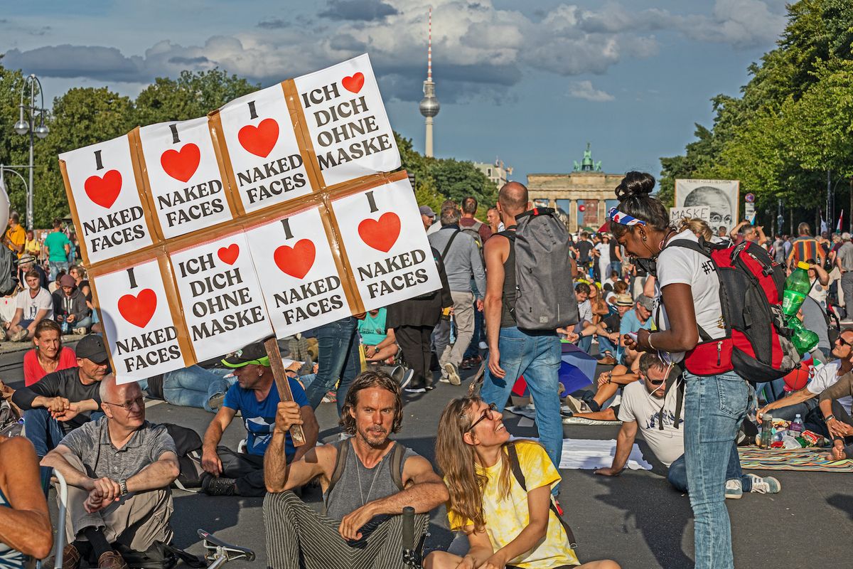 Se non ci si arrende arriva la fatwa. «Chi va in piazza è un negazionista»