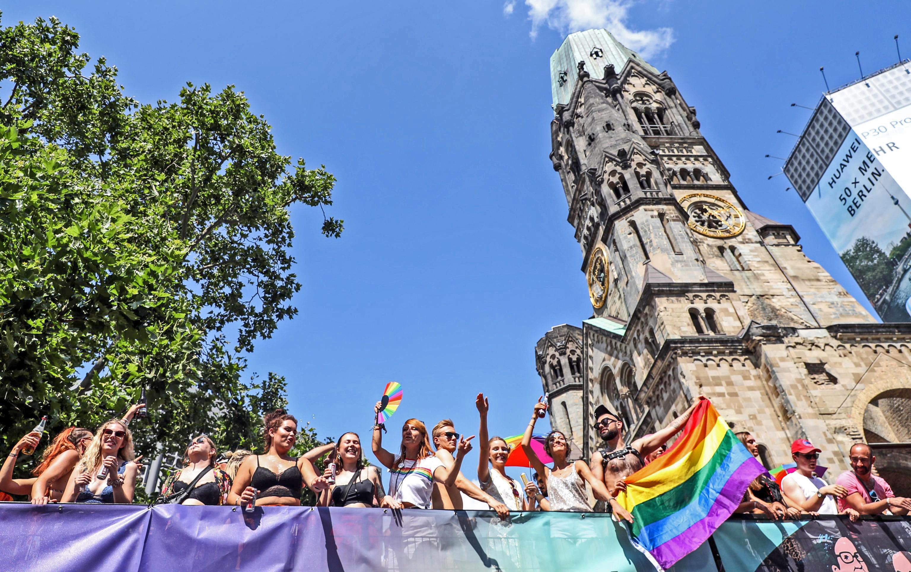 Sinodo alla deriva. Le diocesi tedesche fanno le prediche gender al Vaticano