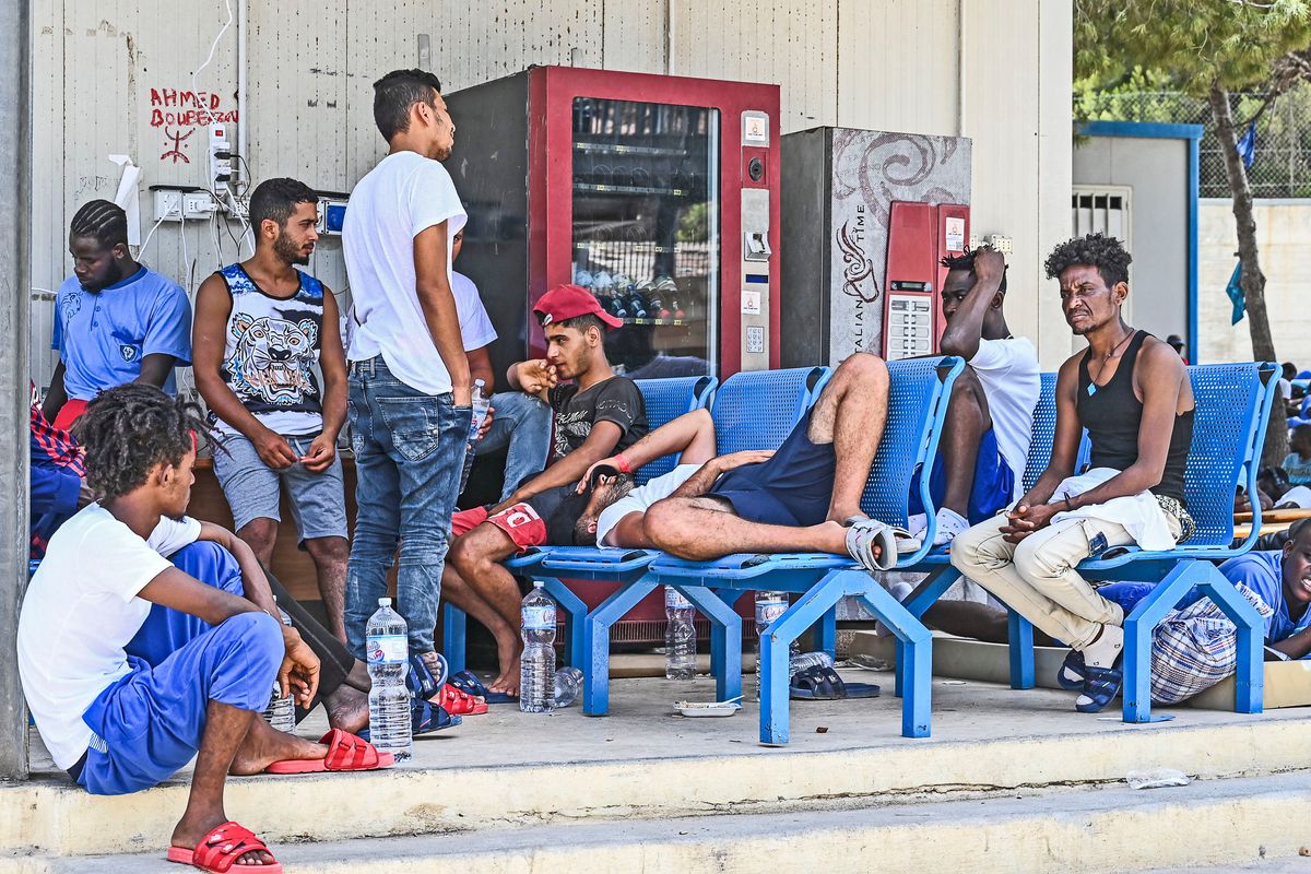 Mance dal governo in cambio dell’hotspot lager di Lampedusa
