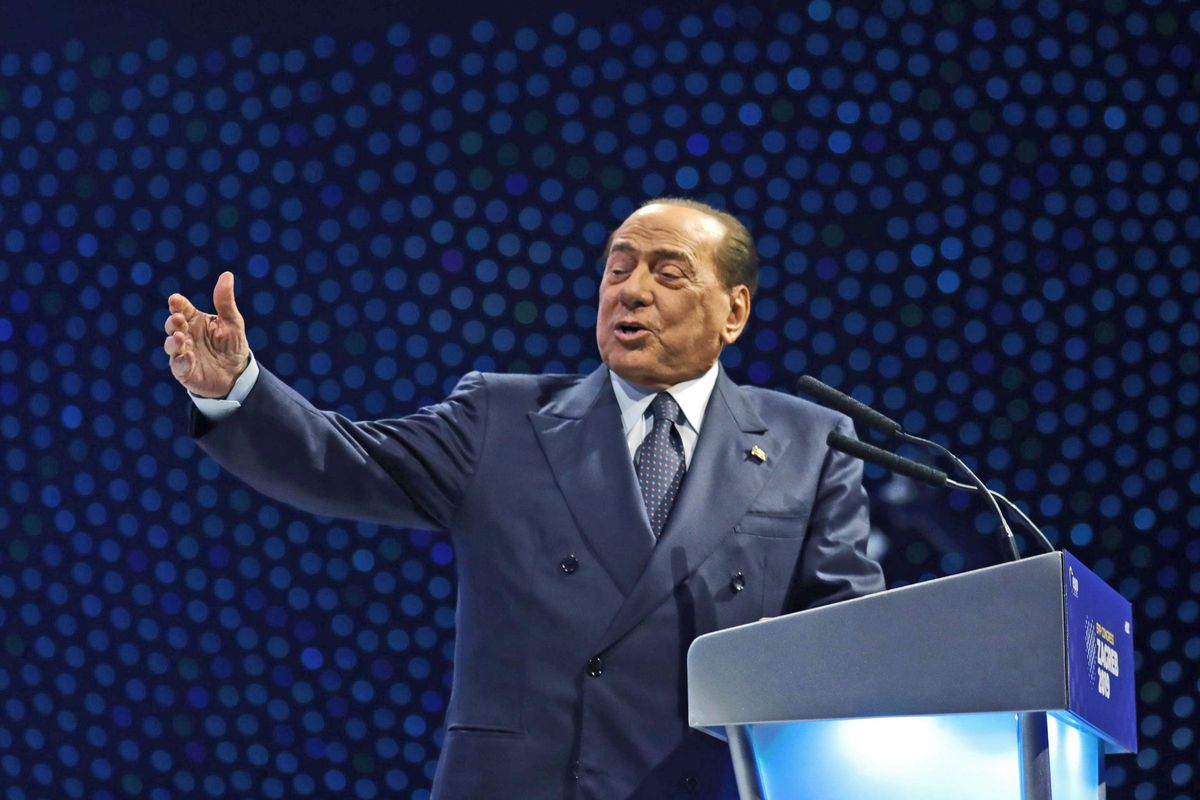 Silvio ricoverato ma sotto controllo. De Benedetti senza vergogna l’insulta