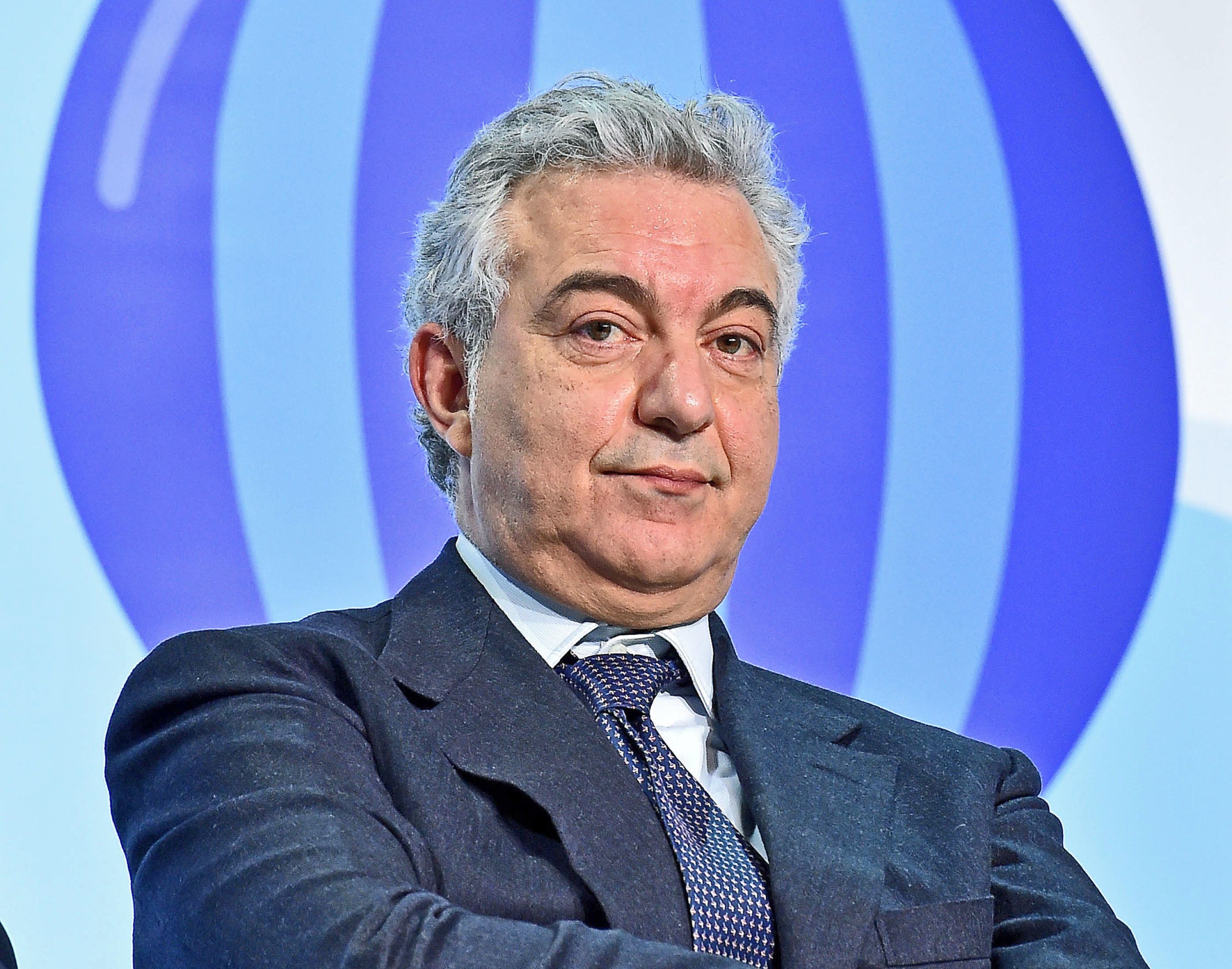 Il mistero della mini ditta che ha vinto il maxi appalto da 45 milioni per i banchi