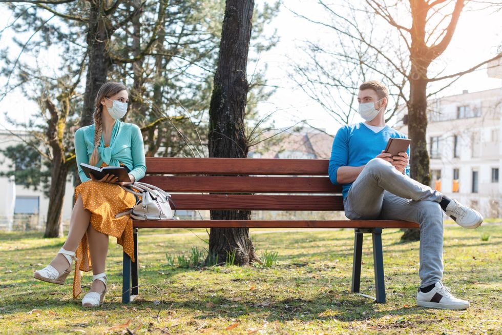 7 Tips For Dating During A Pandemic, Because You CAN Find Love From At Least 6 Feet Away