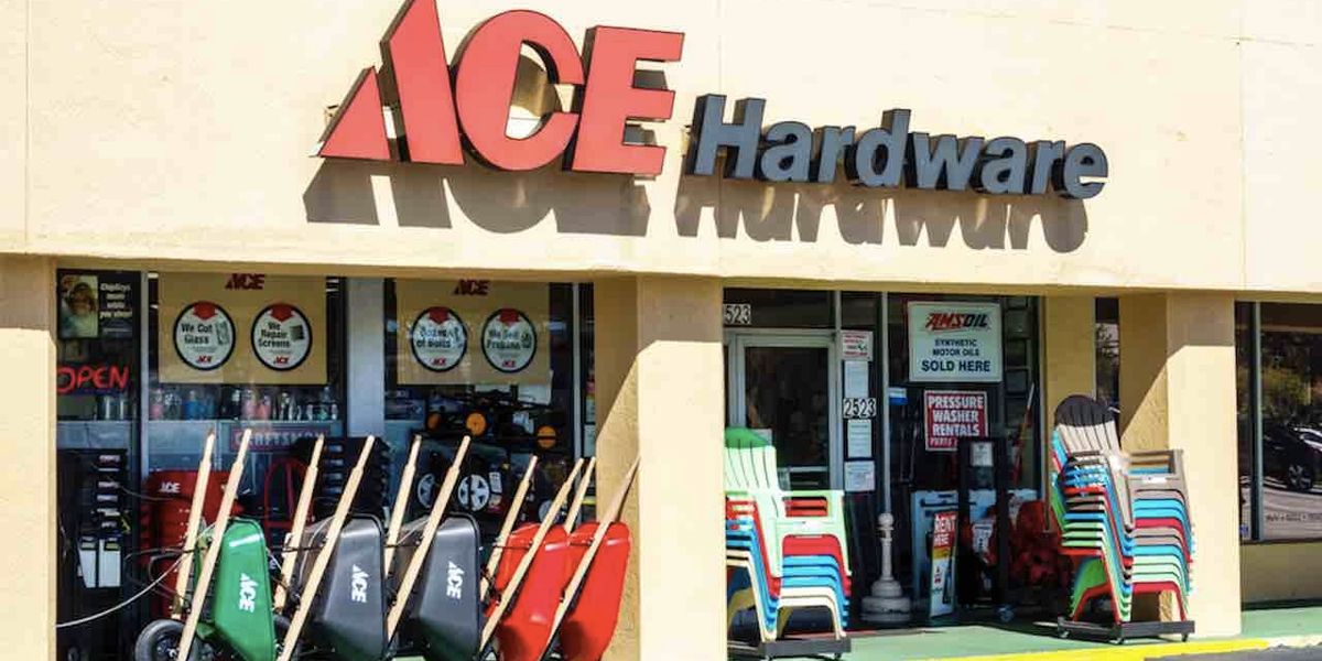 ACE Hardware worker says 'I smell bacon' while cop is in