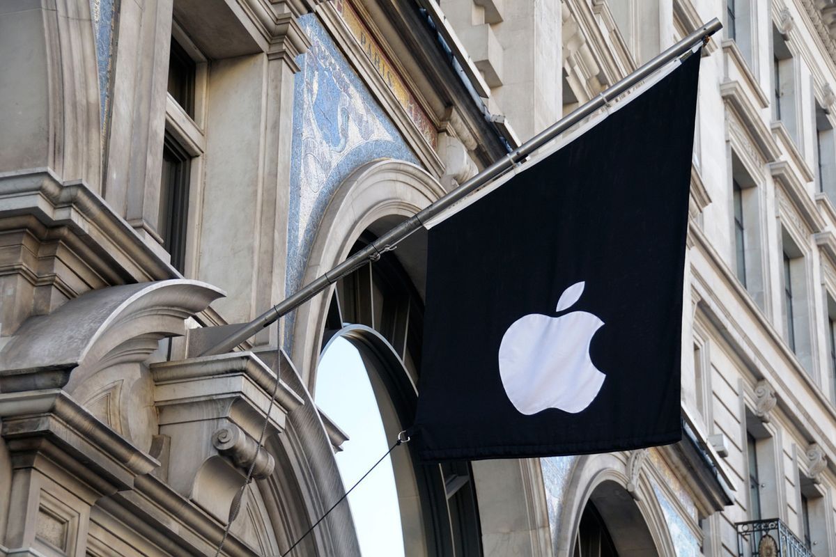 Flag at an Apple Store