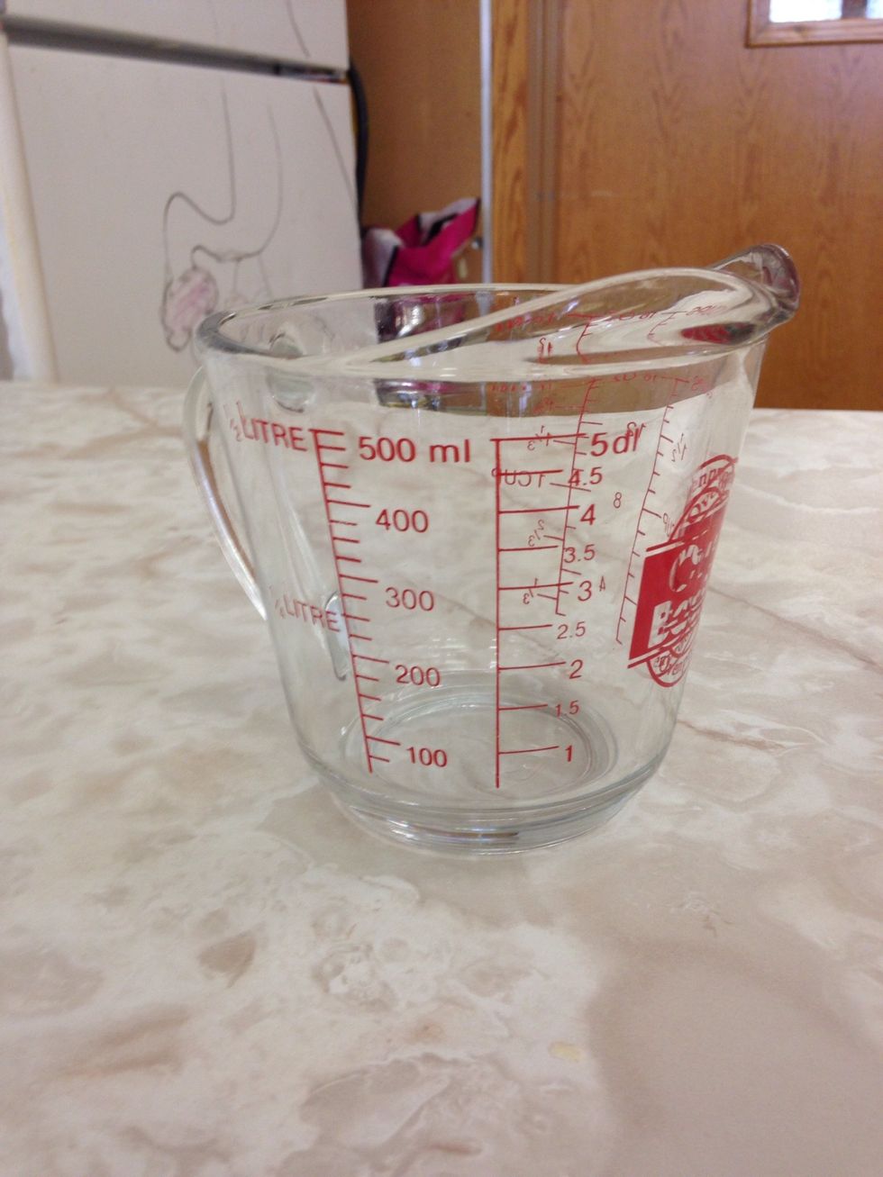 La tasse à mesurer liquide est utilisée pour mesurer les liquides. Je peux l'utiliser pour faire quelque chose comme un gâteau lorsque j'ai besoin de mesurer l'eau.