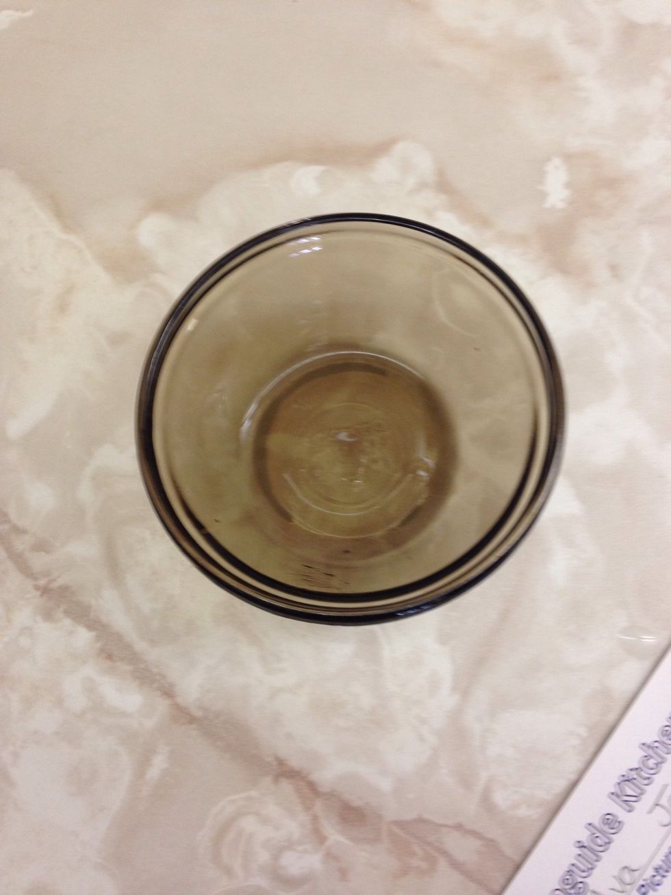 La tasse à crème anglaise est utilisée pour mélanger de petits ingrédients. Je peux l'utiliser pour mélanger les choses.