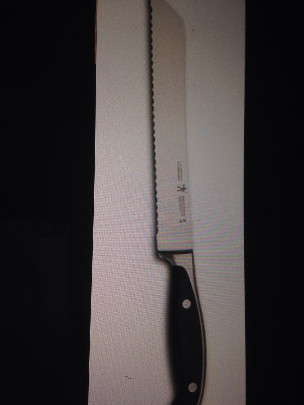 Un couteau dentelé est utilisé pour couper à travers des objets avec une surface dure. Je peux l'utiliser avec la coupe de perles croustillantes.