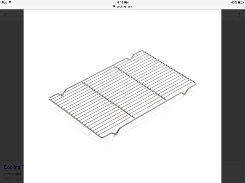Une grille de refroidissement est utilisée pour laisser l'air circuler sur les produits de cuisson et les laisser refroidir. Je peux l'utiliser lorsque je crée des cookies.