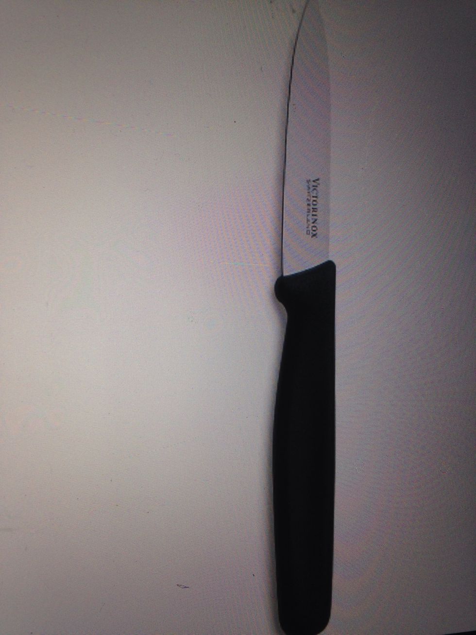 Un couteau d'office est utilisé pour couper les petits légumes et fruits. Je peux l'utiliser pour éplucher des pommes ou une pomme de terre.