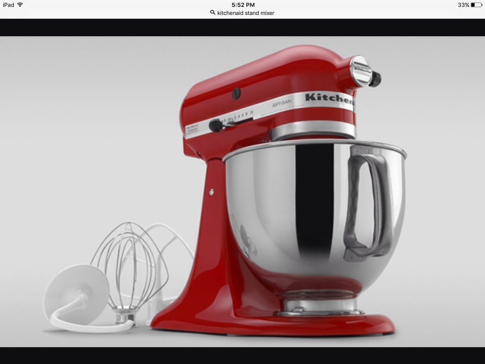 Un batteur sur socle KitchenAid est utilisé pour mélanger les ingrédients. Je peux l'utiliser pour mélanger la pâte à biscuits.