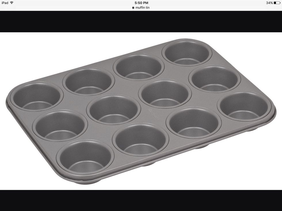 Un moule à muffins est utilisé pour façonner et faire des muffins et des cupcakes. Je peux l'utiliser pour faire des muffins.