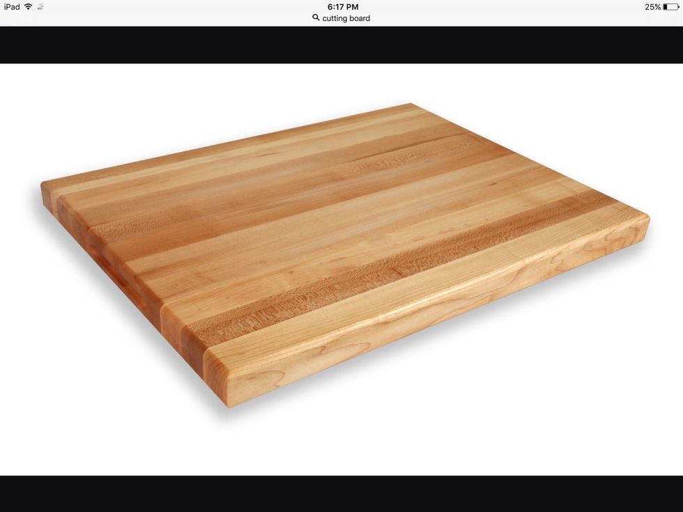 Une planche à découper est utilisée pour couper les aliments. Je peux l'utiliser pour couper la nourriture.