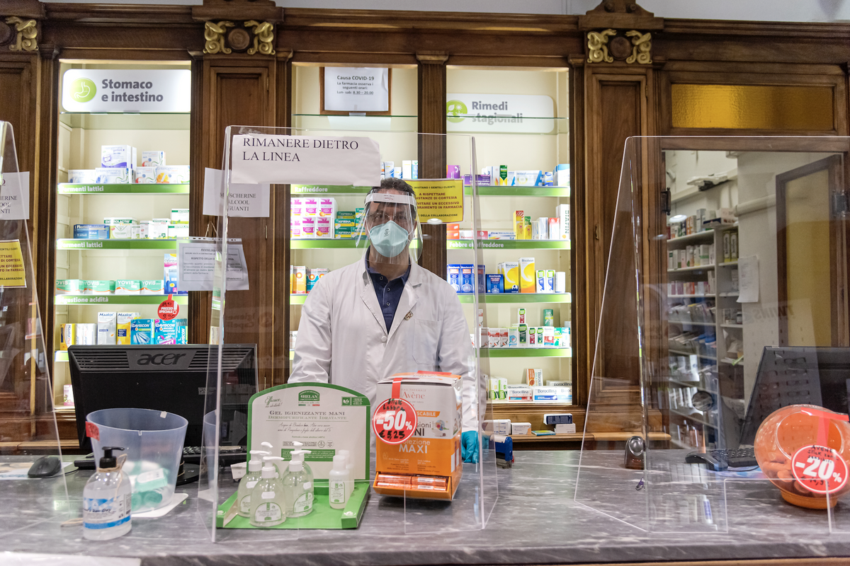 Penuria di antinfluenzali in farmacia. A secco molte categorie esposte