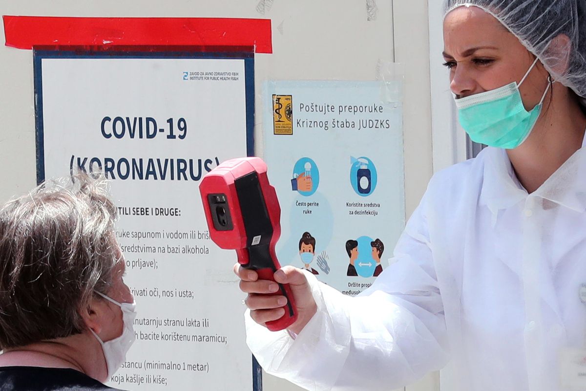 La Azzolina alla guerra della febbre: «La misurino le famiglie a casa»