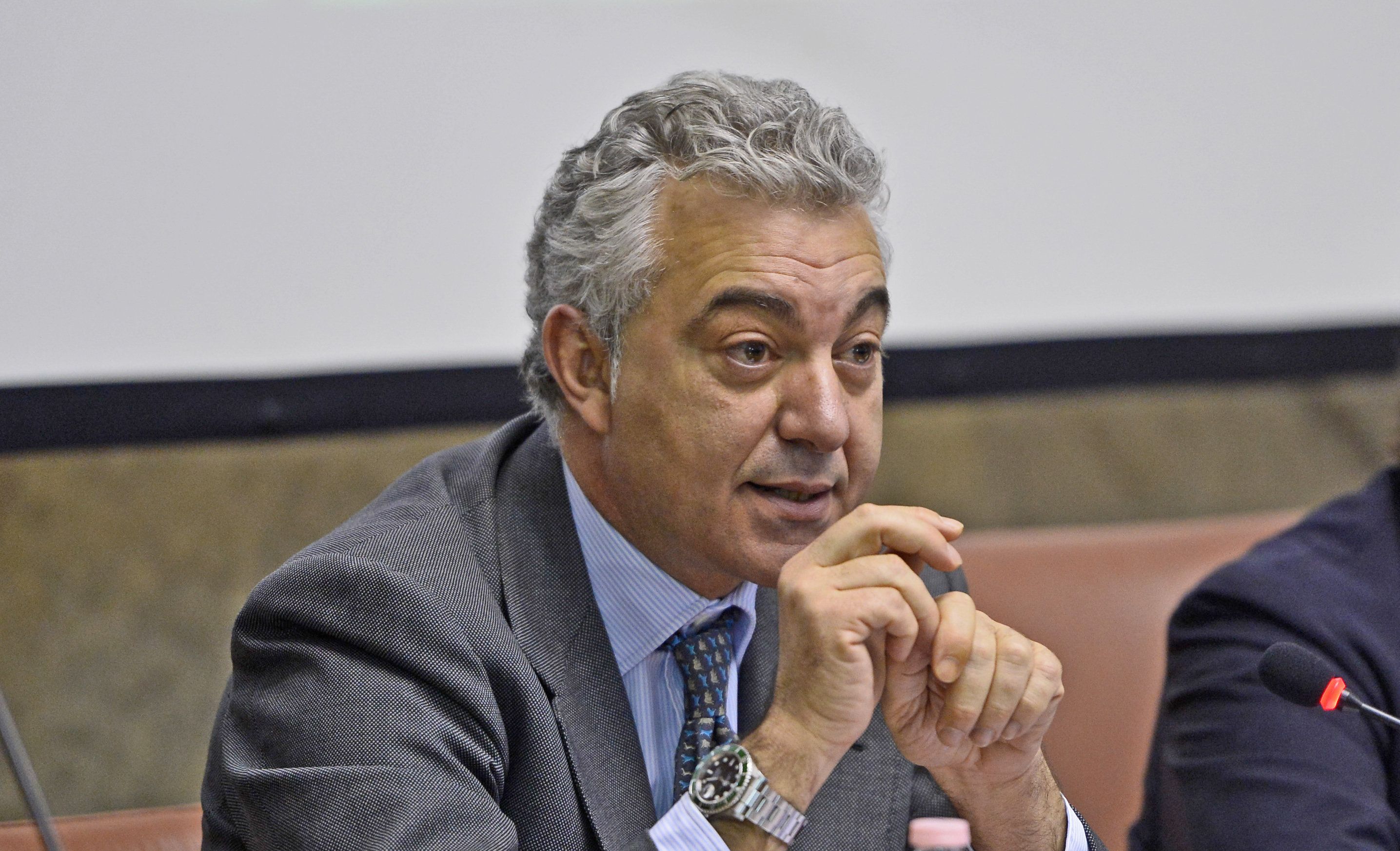 Consegnato solo l’8% dei banchi. E c’è un’altra azienda come la Nexus