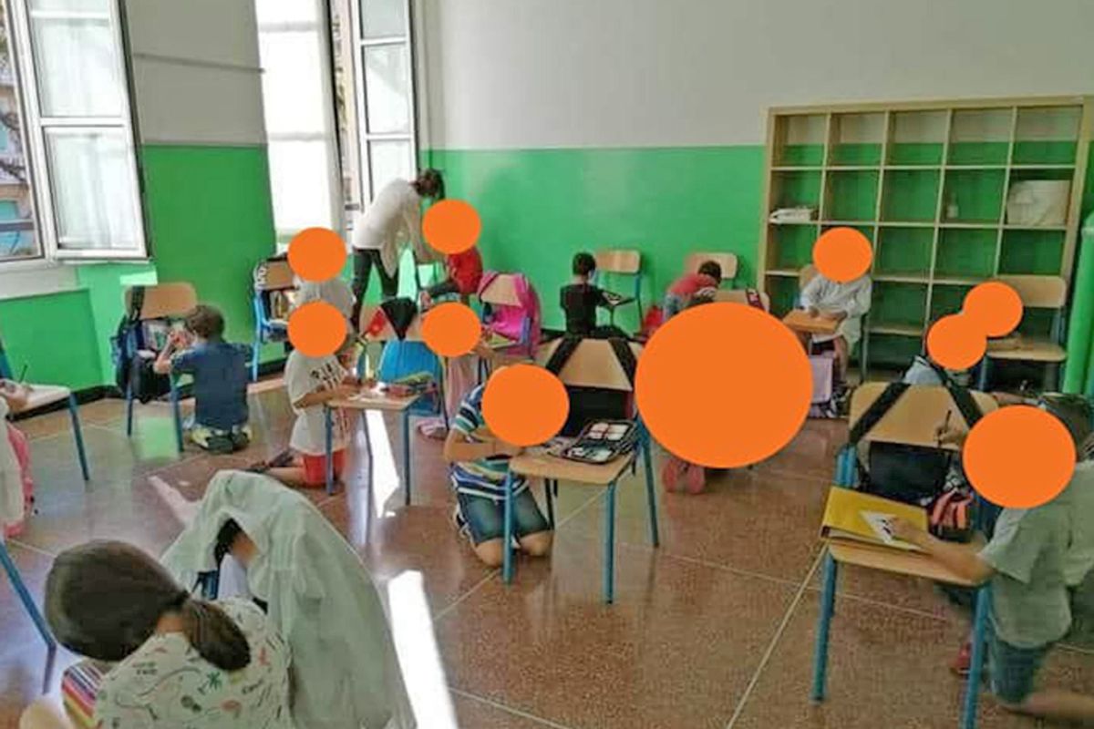 Studenti inginocchiati per terra, bimbi down respinti: incubo in aula