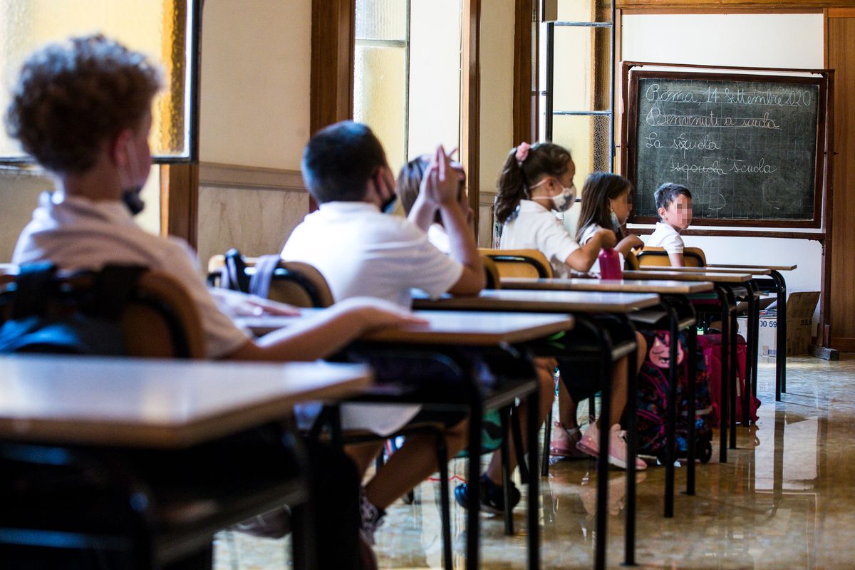 Le forze dell’ordine non servono nelle aule